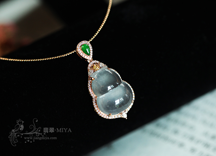 18k玫瑰金钻石镶嵌高冰种翡翠葫芦吊坠