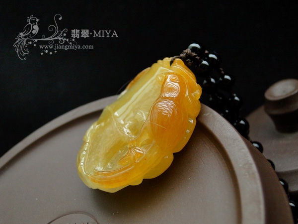 天然翡翠黄翡鹦鹉挂件