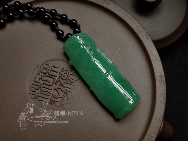 满绿色翡翠节节高挂坠