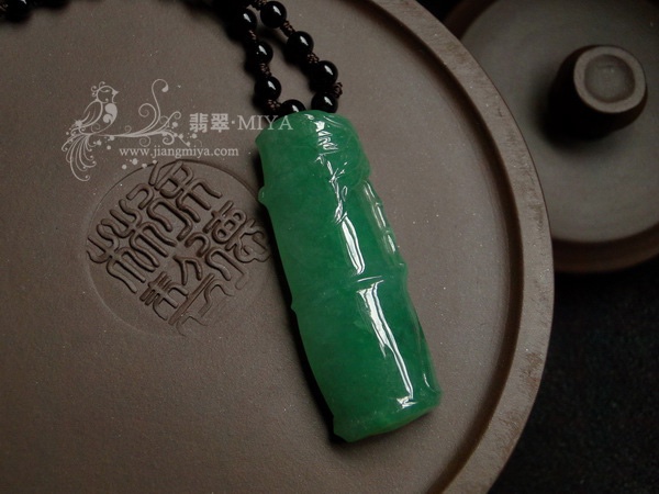 满绿色翡翠节节高挂坠