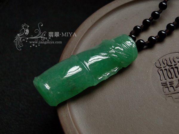 满绿色翡翠节节高挂坠