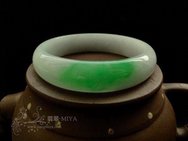 <咪雅翡翠>一抹阳绿翡翠镯子
