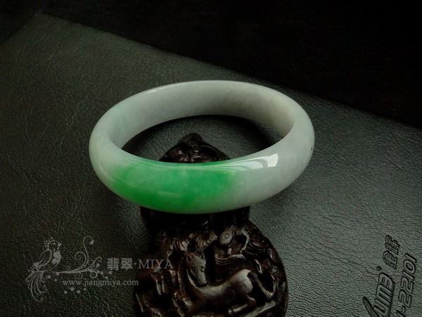 <咪雅翡翠>一抹阳绿翡翠镯子