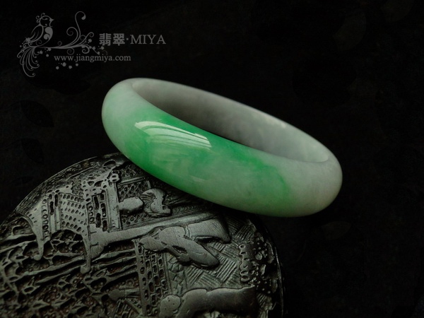<咪雅翡翠>一抹阳绿翡翠手镯