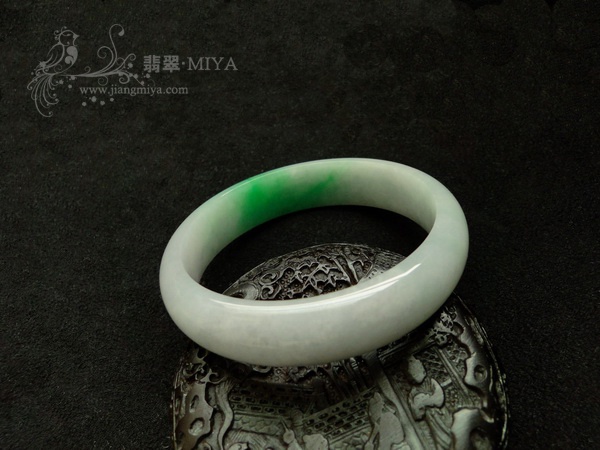 <咪雅翡翠>一抹阳绿翡翠手镯