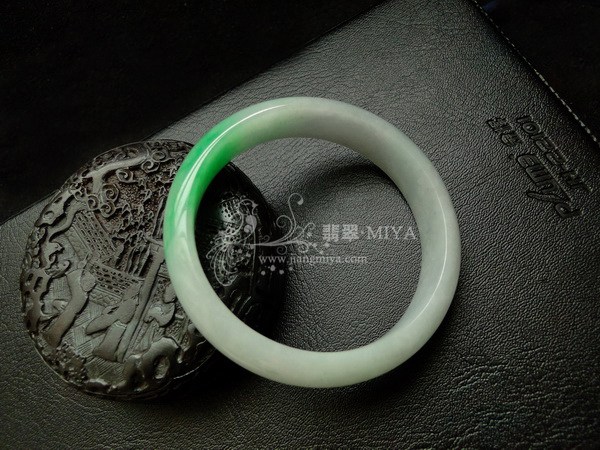 <咪雅翡翠>一抹阳绿翡翠手镯