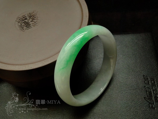 <咪雅翡翠>一抹阳绿翡翠手镯