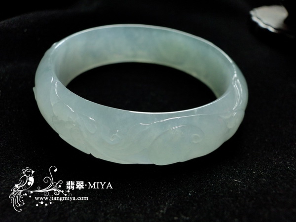 翡翠雕花手镯