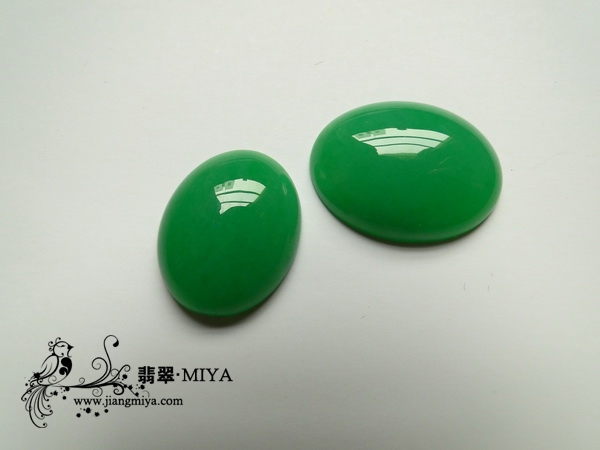 收藏级别翡翠满色阳绿大蛋面