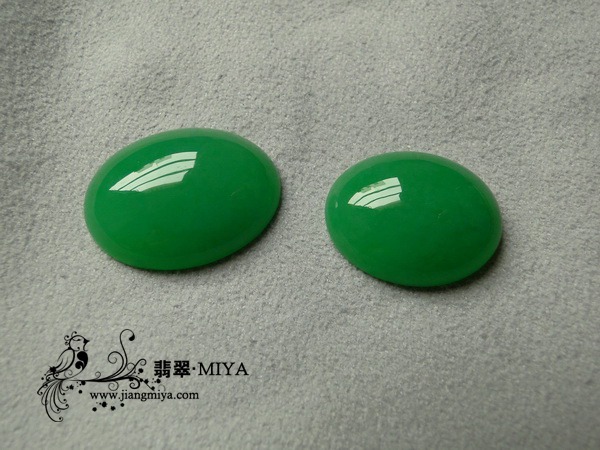 收藏级别翡翠满色阳绿大蛋面