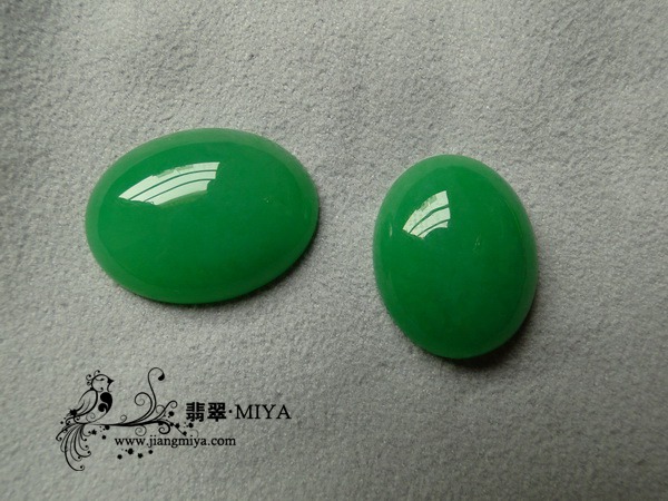 收藏级别翡翠满色阳绿大蛋面