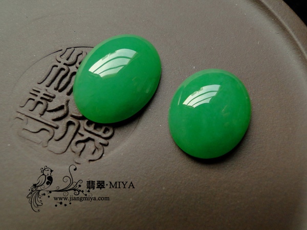 收藏级别翡翠满色阳绿大蛋面