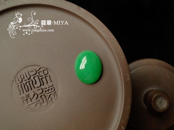 收藏级别翡翠满色阳绿大蛋面