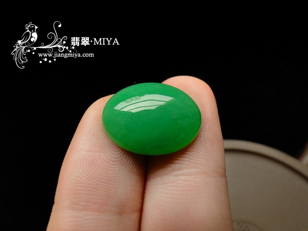 收藏级别翡翠满色阳绿大蛋面