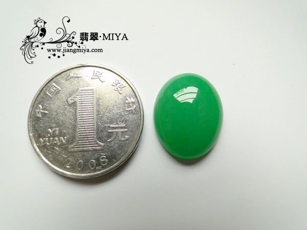 收藏级别翡翠满色阳绿大蛋面