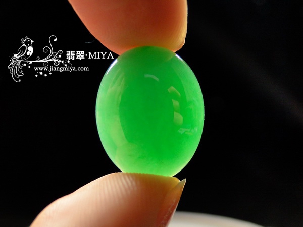 收藏级别翡翠满色阳绿大蛋面