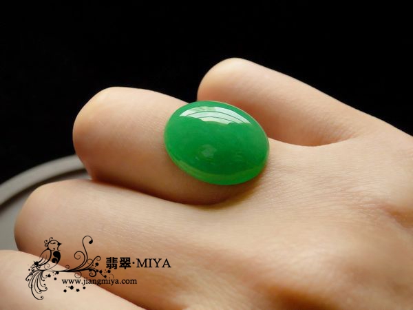 收藏级别翡翠满色阳绿大蛋面
