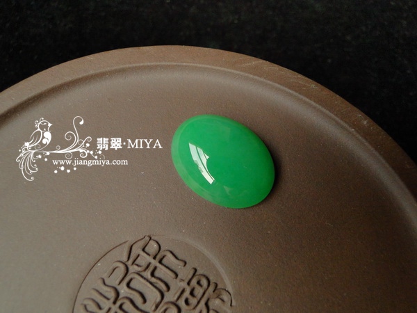 收藏级别翡翠满色阳绿大蛋面
