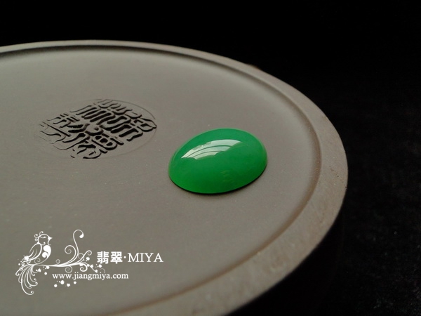 收藏级别翡翠满色阳绿大蛋面