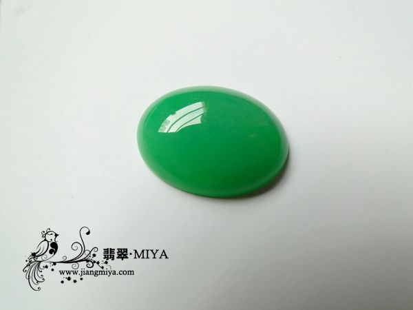 收藏级别翡翠满色阳绿大蛋面