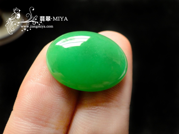 收藏级别翡翠满色阳绿大蛋面