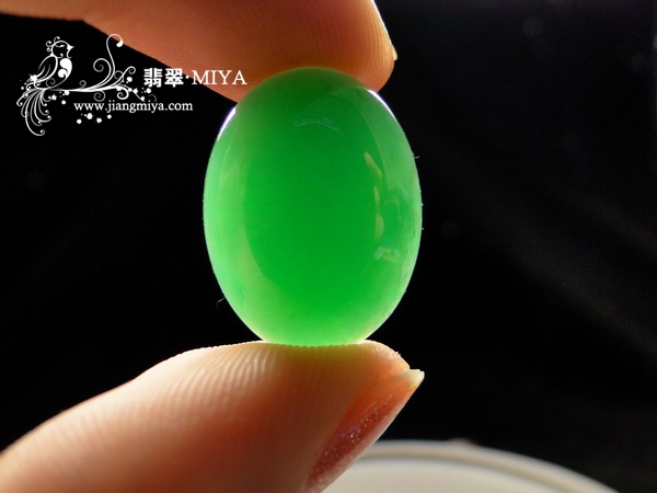 收藏级别翡翠满色阳绿大蛋面