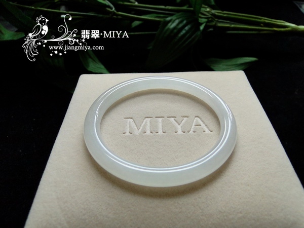 超级细腻白冰种细圆条手镯<br /> 玻璃种满绿色浓阳绿翡翠蛋面