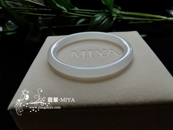 超级细腻白冰种细圆条手镯<br /> 玻璃种满绿色浓阳绿翡翠蛋面