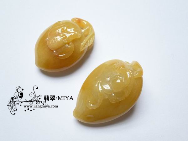 极其艳丽黄翡翡翠寿桃挂坠