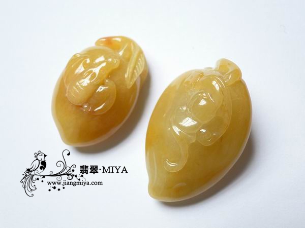 极其艳丽黄翡翡翠寿桃挂坠