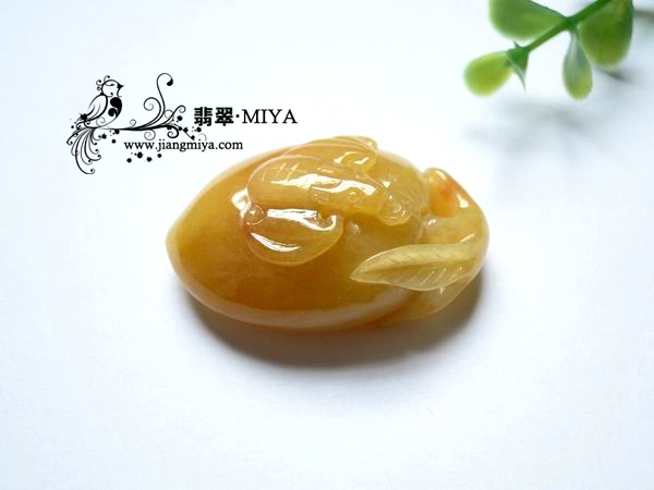 极其艳丽黄翡翡翠寿桃挂坠