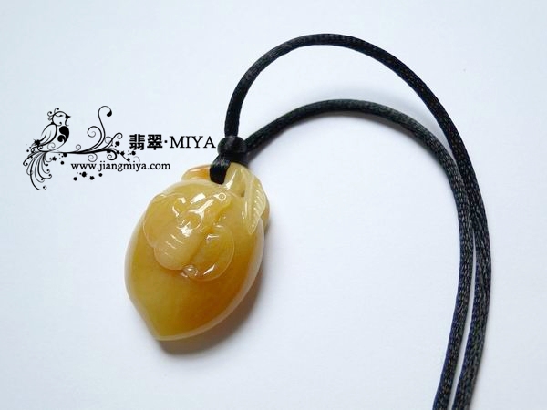 极其艳丽黄翡翡翠寿桃挂坠