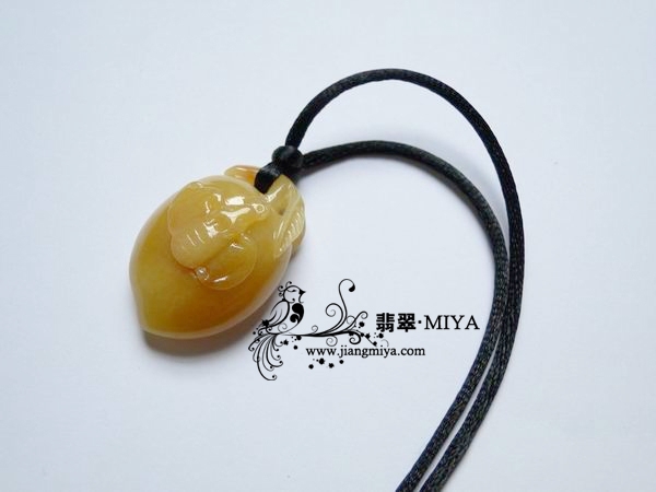 极其艳丽黄翡翡翠寿桃挂坠