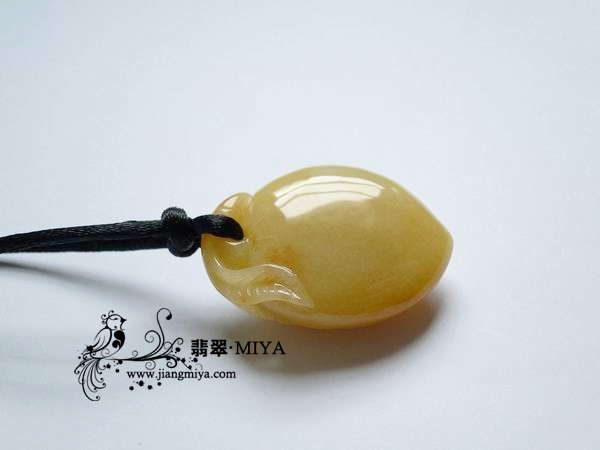 极其艳丽黄翡翡翠寿桃挂坠