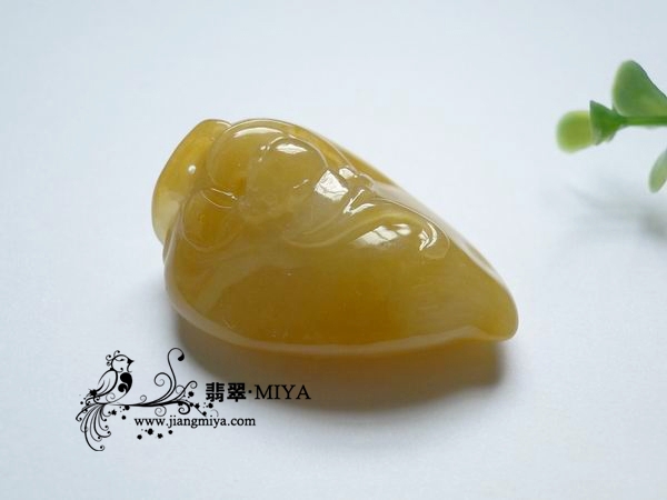 极其艳丽黄翡翡翠寿桃挂坠