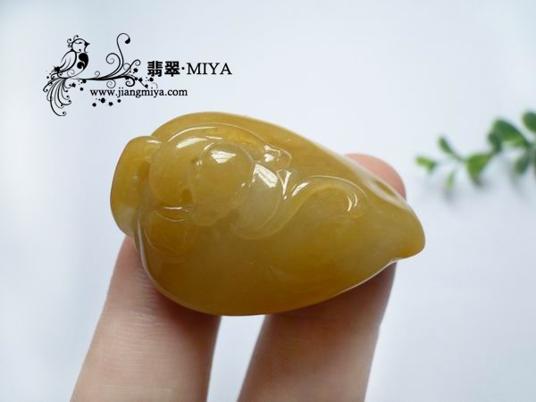 极其艳丽黄翡翡翠寿桃挂坠