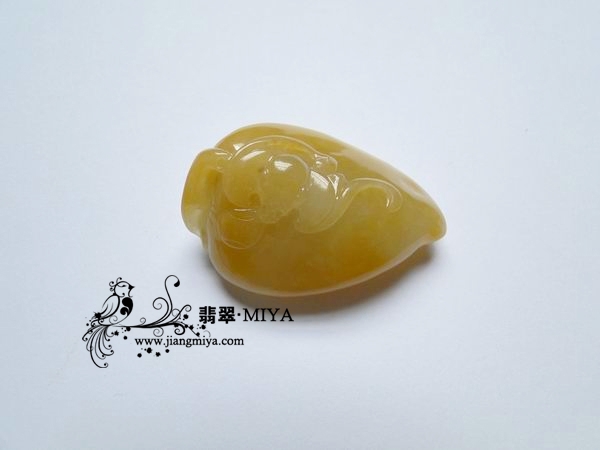 极其艳丽黄翡翡翠寿桃挂坠