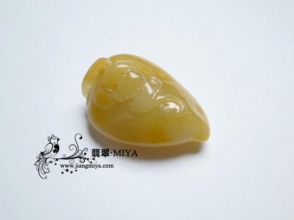 极其艳丽黄翡翡翠寿桃挂坠
