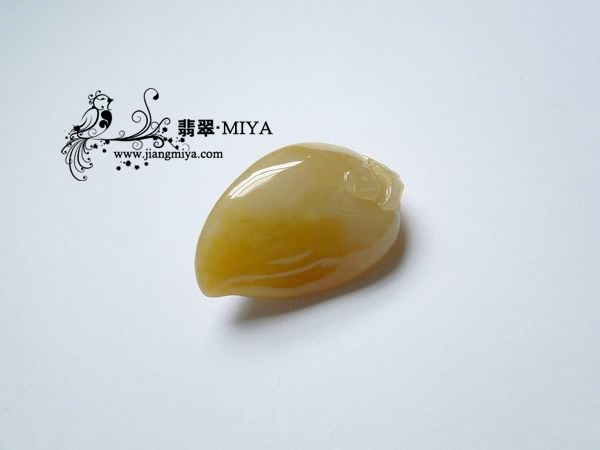 极其艳丽黄翡翡翠寿桃挂坠