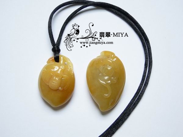 极其艳丽黄翡翡翠寿桃挂坠