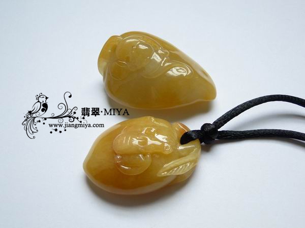 极其艳丽黄翡翡翠寿桃挂坠