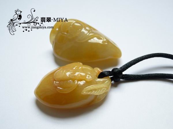 极其艳丽黄翡翡翠寿桃挂坠