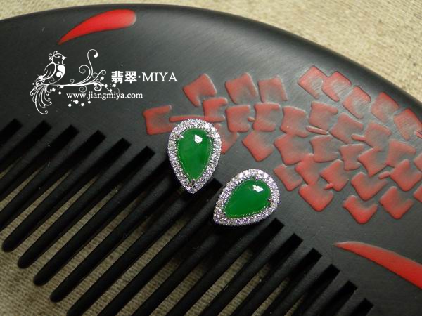18K白金锆石镶嵌水滴翡翠耳钉