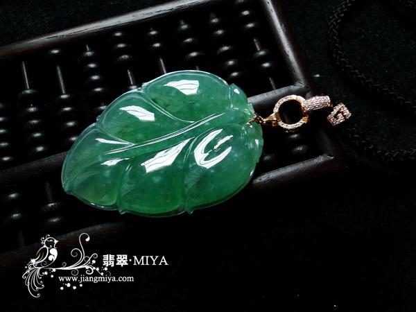 罕见美貌收藏级老坑冰种满绿色翡翠大树叶吊坠