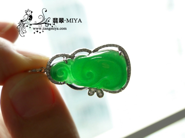 收藏级完美满绿色浓阳绿翡翠如意