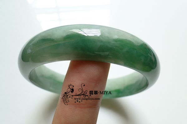 瓜绿翡翠镯子