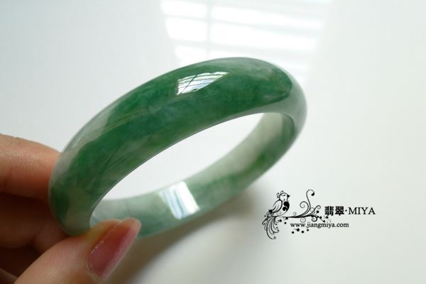 瓜绿翡翠镯子
