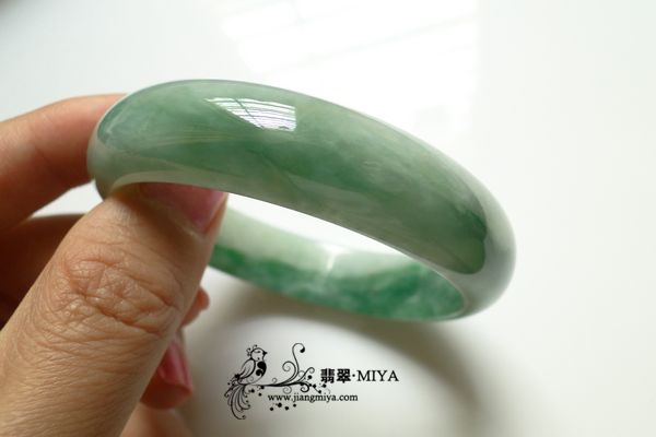 瓜绿翡翠镯子