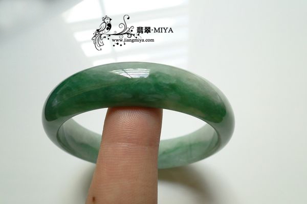 瓜绿翡翠镯子