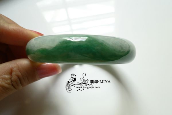 瓜绿翡翠镯子